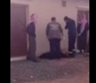 بالفيديو.. “لقيط” بالقرب من أحد مساجد حائل