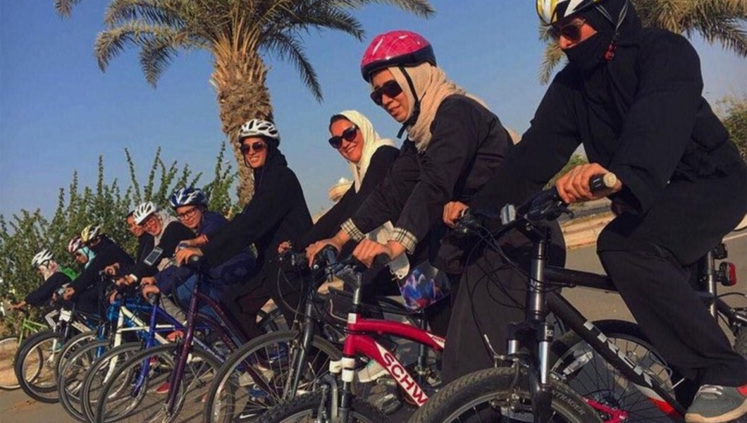 BBC تبرز سباق الدراجات النسائي في المملكة: السعوديات يعبرن للمستقبل