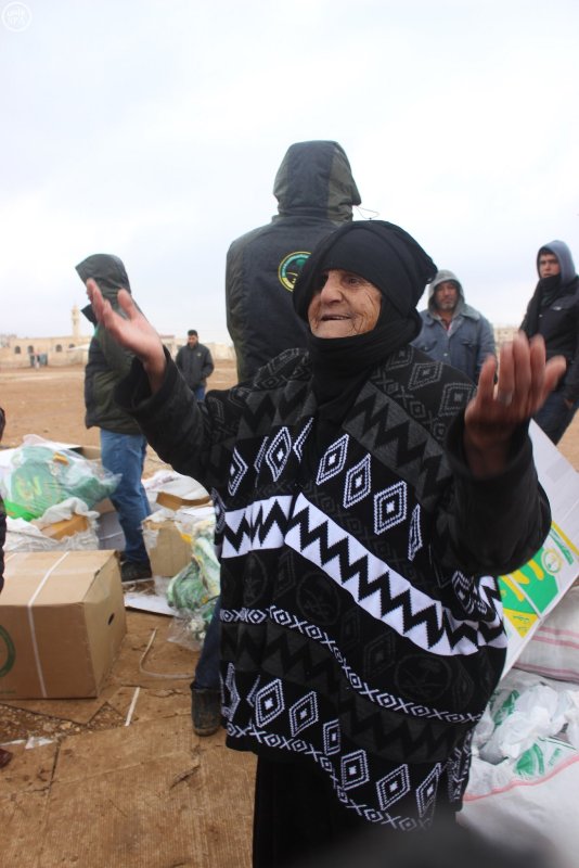 السعودية تواصل دعمها للسوريين بمعونات للاجئين بصحراء #الأردن (2)