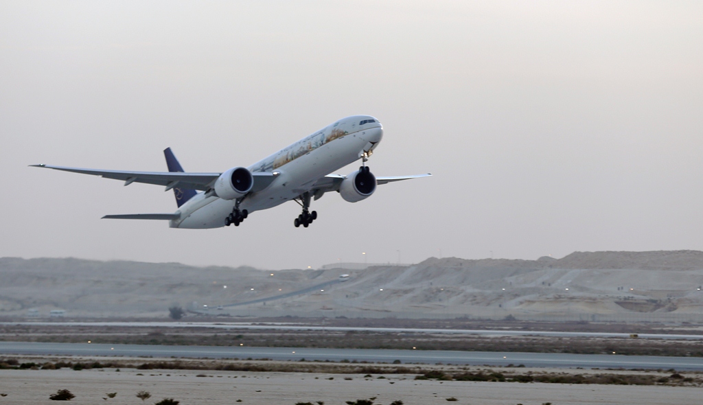 السعودية تودع معرض البحرين باستعراض جوي لطائرة معالم المملكة (1)