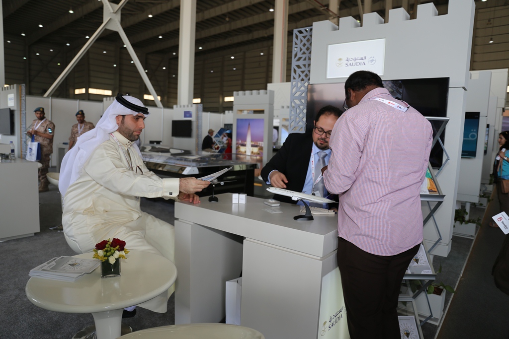 السعودية تودع معرض البحرين باستعراض جوي لطائرة معالم المملكة (4)