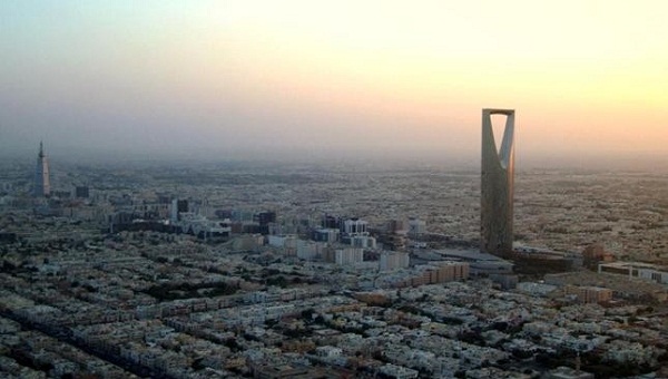“السعوديون” يترقبون مكرمة الشهرين.. واقتصاديون يقدمون نصائح للاستفادة منها