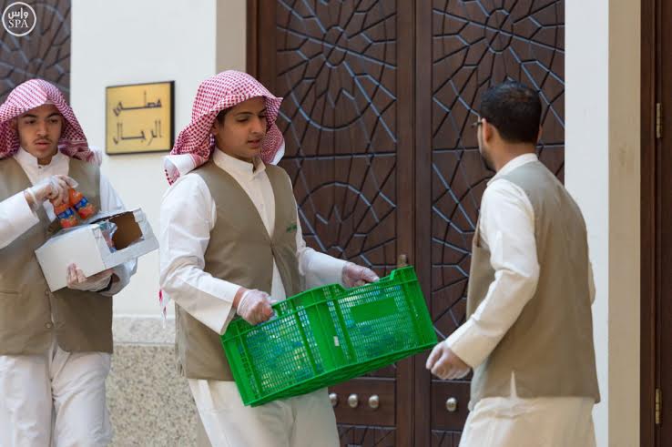 بالصور.. السعوديون يتسابقون لإفطار الصائمين