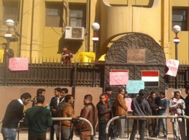 السفارة اليمنية بالقاهرة: جهودنا مع المسؤولين لا تزال مستمرة لإعادة العالقين