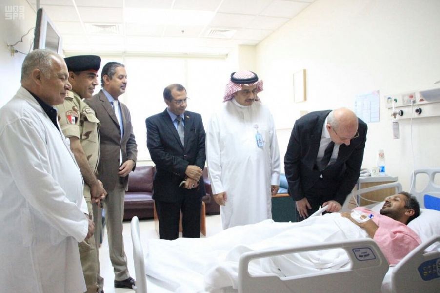 السفير المصري يزور مصابي شظايا الصواريخ الحوثية