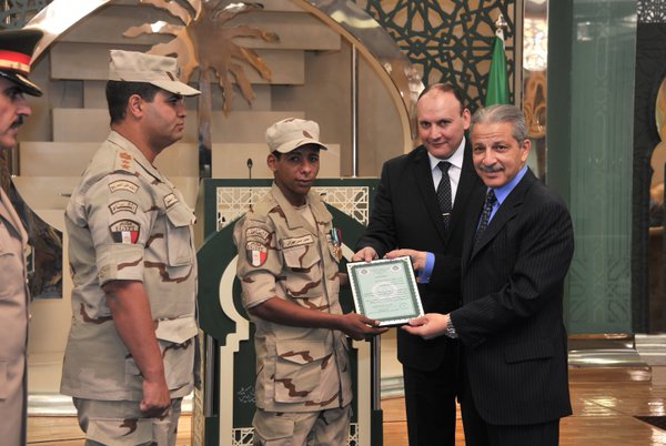 السفير قطان يُقلد جندياً مصرياً نوطي الشرف والتمرين ‫(1)‬ ‫‬