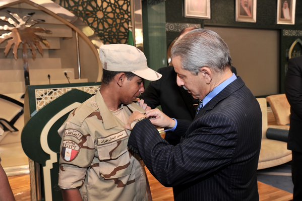 بالصور.. السفير قطان يُقلد جندياً مصرياً نوطي الشرف والتمرين