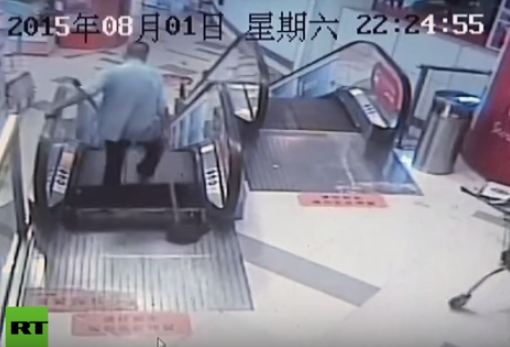 بالفيديو..السلالم الكهربائية في الصين تتسبب في حادث أليم جديد