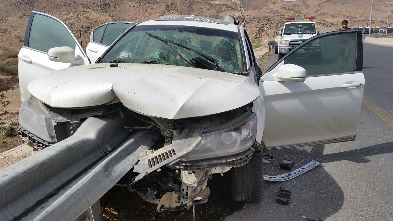 العناية الإلهية تنقذ سائقاً بعد اِختراق حاجز حديدي لسيارته بنجران