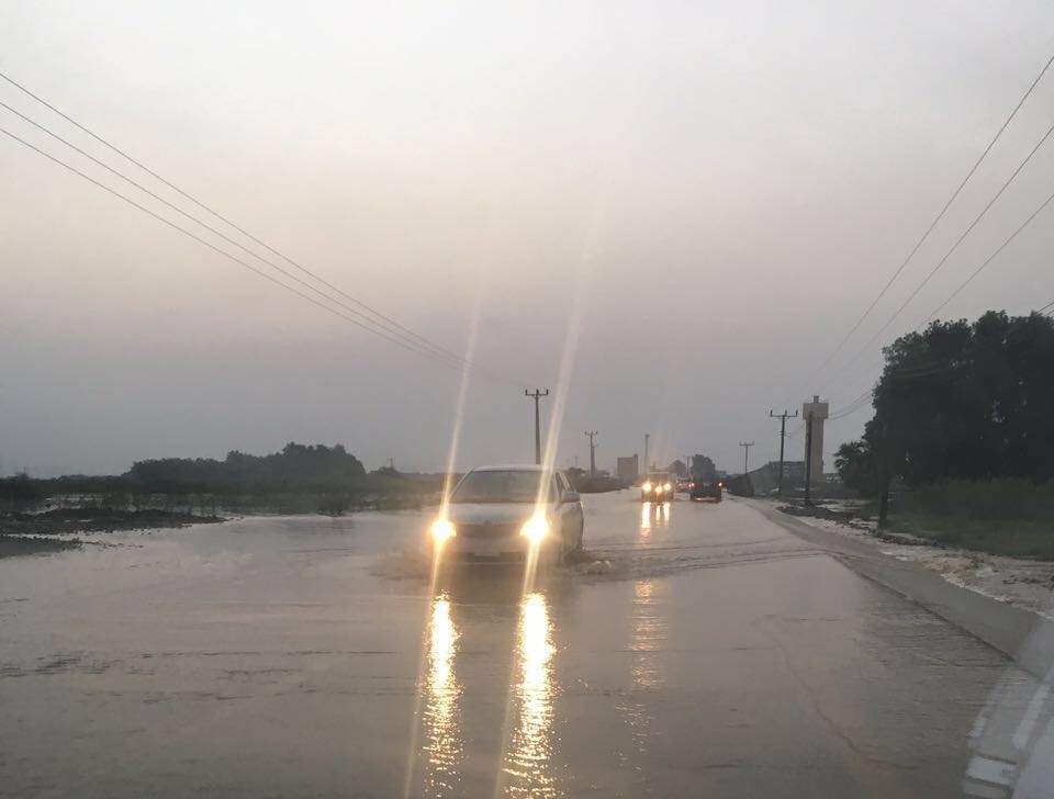 457 بلاغاً جراء الأمطار والسيول في عدة مناطق والمدني يباشر