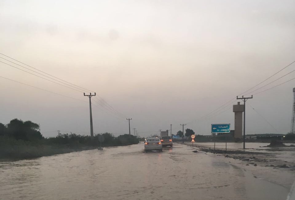 السيول المنقولة تحاصر القرى وتجرف الشاحنات بطريق صبيا - العدايا (7)