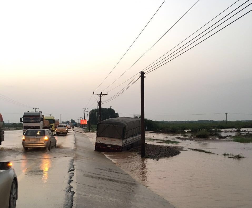 السيول المنقولة تحاصر القرى وتجرف الشاحنات بطريق صبيا - العدايا (8)