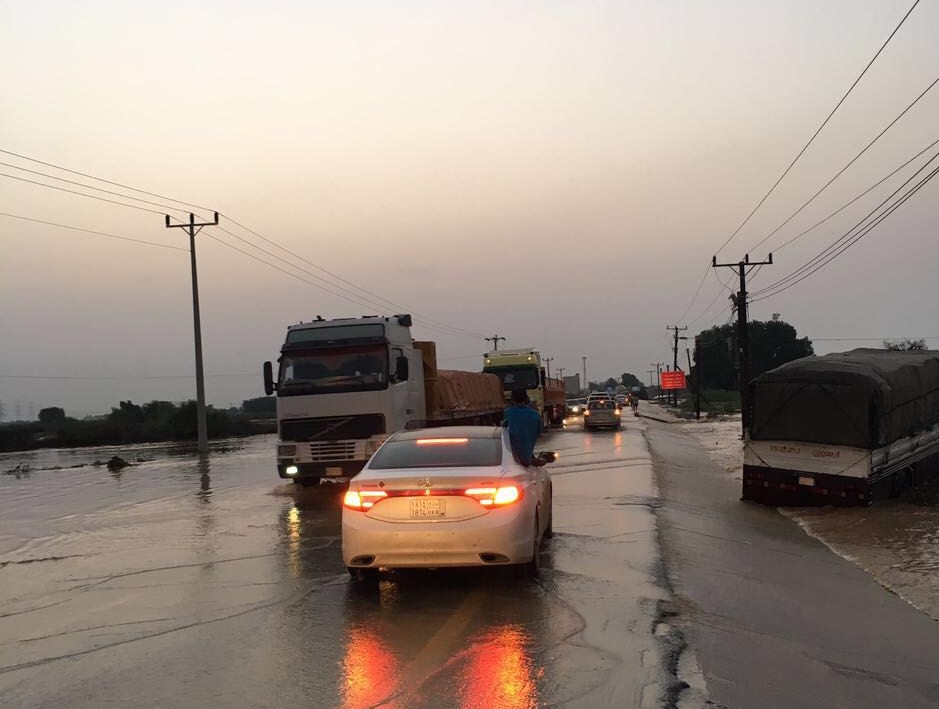 السيول المنقولة تحاصر القرى وتجرف الشاحنات بطريق صبيا - العدايا (9)