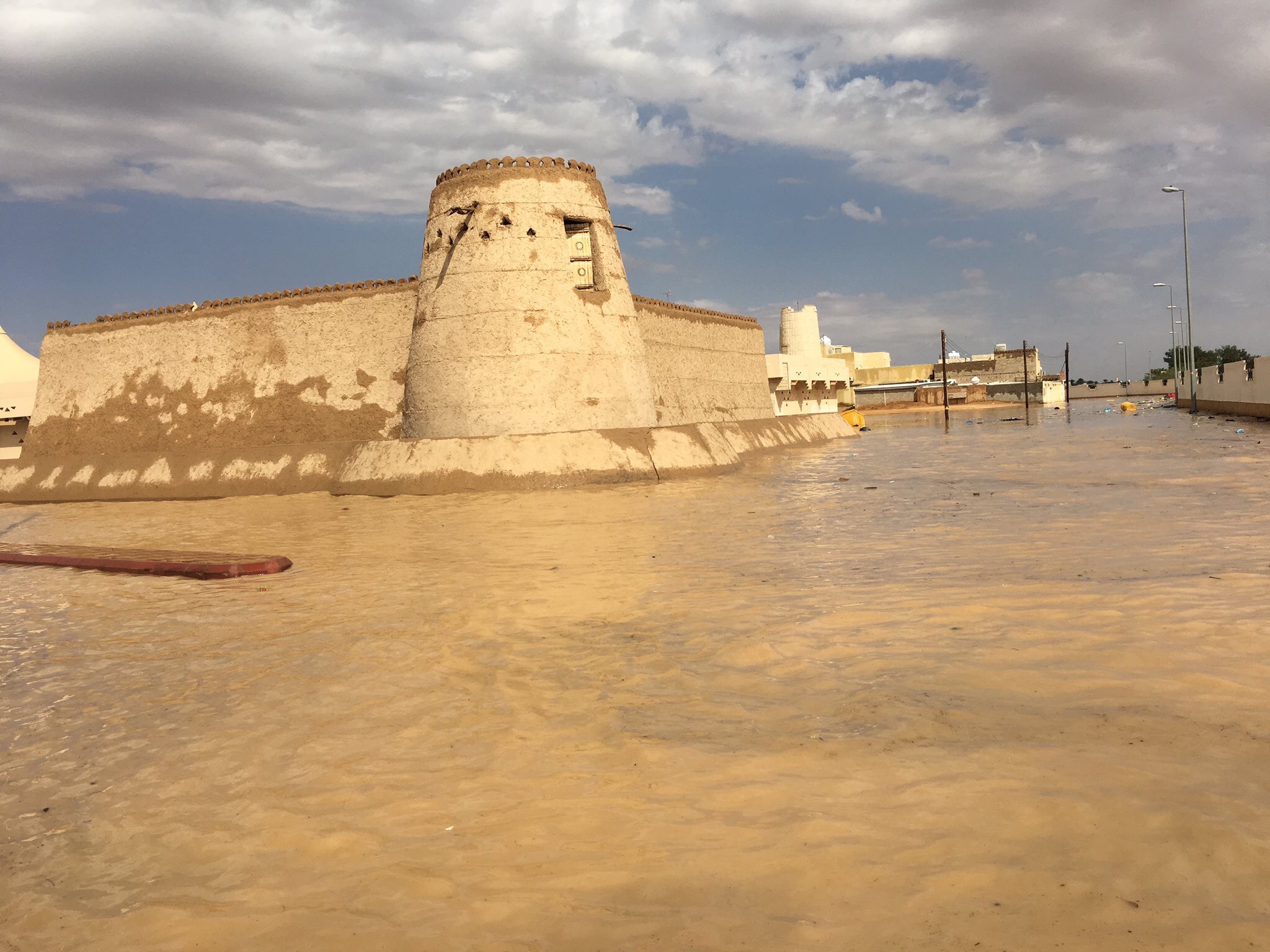 السيول تحاصر الدلم وتحذيرات من الدفاع المدني (8)