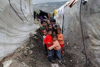 السّوريّون في مخيّمات لبنان يحرقون أحذيتهم لتدفئة أطفالهم