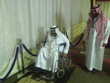 زوار ملتقى الشعف يشاركون المعاقين لحظات على ” كرسي الإعاقة “