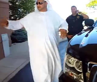 بالفيديو.. الشرطة الأمريكية تقبض على رجل أعمال إماراتي بالخطأ بسبب ملابسه !