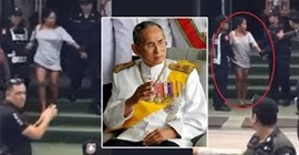 شاهد.. الشرطة التايلاندية تجبر امرأة على السجود لصورة الملك الراحل!