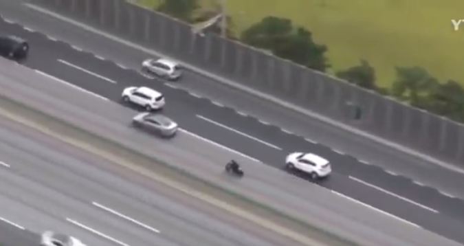 لحظة مطاردة الشرطة الكورية لشاب سعودي قاد دراجته بسرعة وتهور