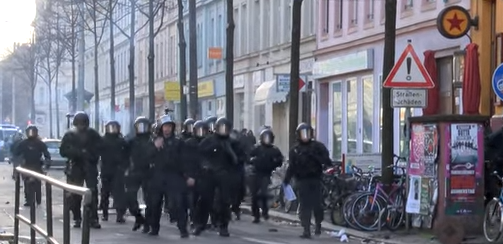 شاهد.. الشرطة الألمانية تعتدي على طاقم صحفي في تظاهرات بمدينة ليبتسيغ