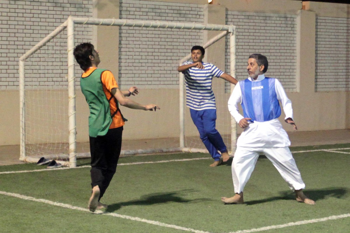 مدير تعليم الرياض يكسر الحاجز ويلعب الكرة مع سفراء الحزم