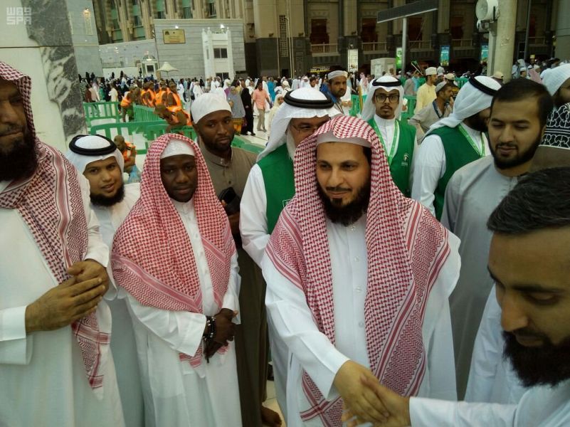 بالصور.. الشيخ آل طالب يقدم وجبات الإفطار في المسجد الحرام