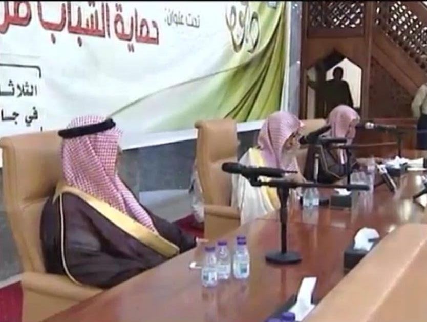 الشيخ الفوزان محاضرة يجوز متابعة حسابات الملحدين بهذا الشرط (6)