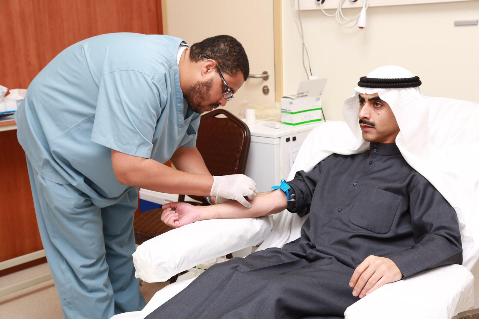 سفير #الكويت بالمملكة يتبرع بالدم للجنود المرابطين