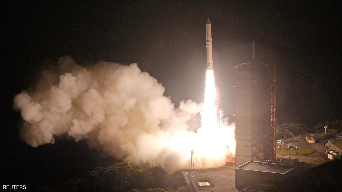 اليابان تطلق صاروخاً يعمل بالوقود الصلب