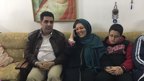 أول صور للصحافية العراقية أفراح شوقي إثر إطلاق سراحها