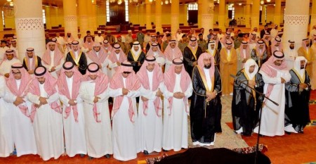نائب أمير الرياض يؤدي صلاة الميت على الأميرة فاطمة