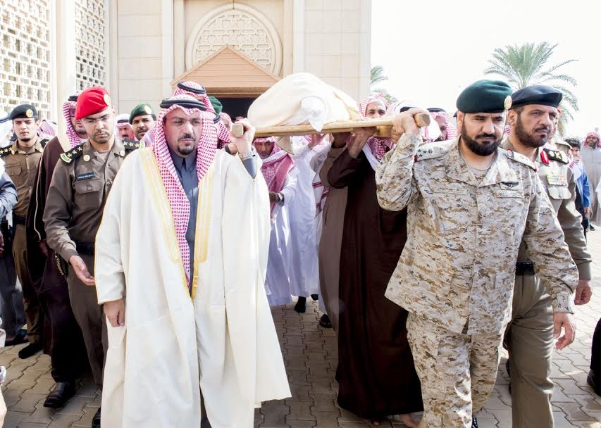 بالصور.. أمير القصيم يؤدي الصلاة على الشهيد الحربي ويشارك بحمل جثمانه