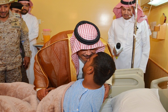 بالصور.. أمير الباحة يزور مصابي “الصمصام5”