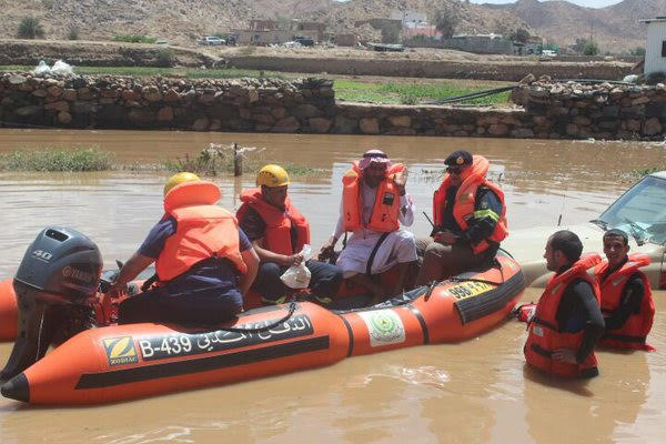 بالصور.. إنقاذ محتجزين داخل سياراتهم بسيول “وادي ليه” #الطائف