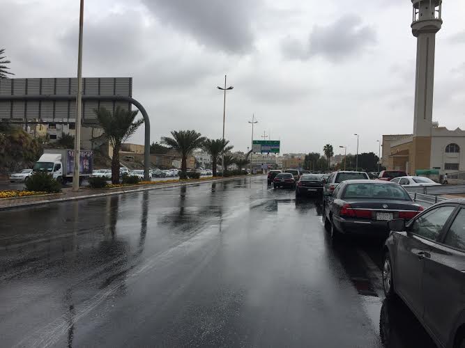 #الطائف تحت الأمطار.. حوادث وتعطل مركبات