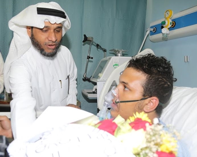مدير تعليم #جازان يقف على علاج طالب أصيب بحريق المستشفى