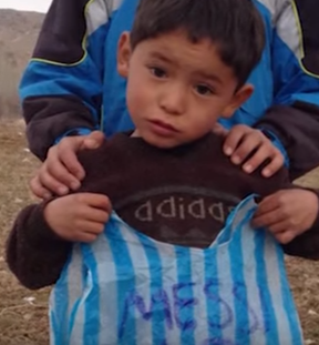 بالفيديو: الطفل الأفغاني معجب #ميسي يتلقى تهديدات بالخطف