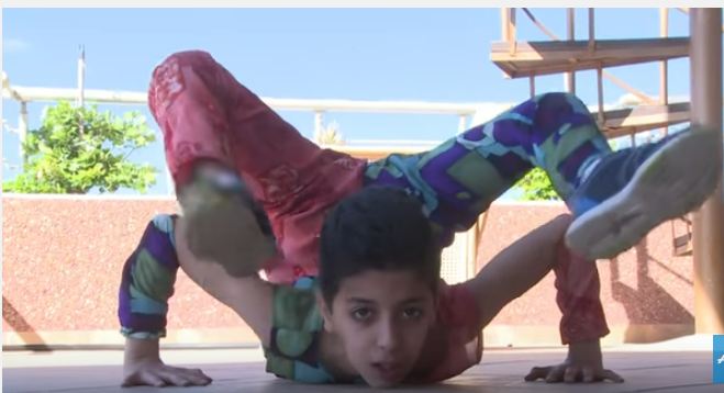 بالفيديو.. “العنكبوت الخارق” طفل من غزة يدخل موسوعة غينيس