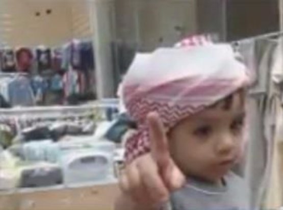 بالفيديو.. والد الطفل شهيد حي المسورة يروي تفاصيل استشهاده: تفجَّر رأسُه في أحضان أمه!