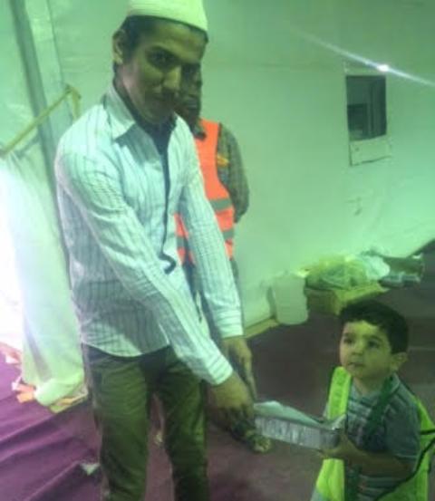 الطفل “عبدالله” أصغر متطوع في مخيم إفطار الصائمين بالقريات