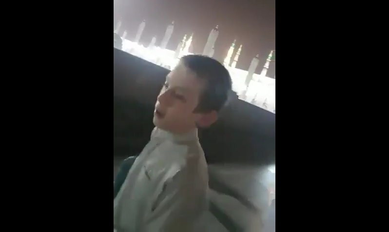 بالفيديو.. طفل يسابق المشيعين إلى البقيع والسبب!!