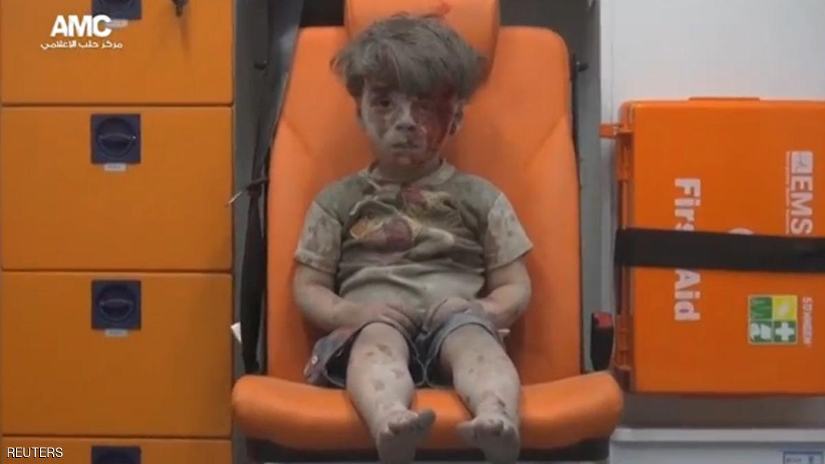 بالفيديو.. الطفل السوري عمران وليد في رحم الحرب.. عمره خمس سنوات!