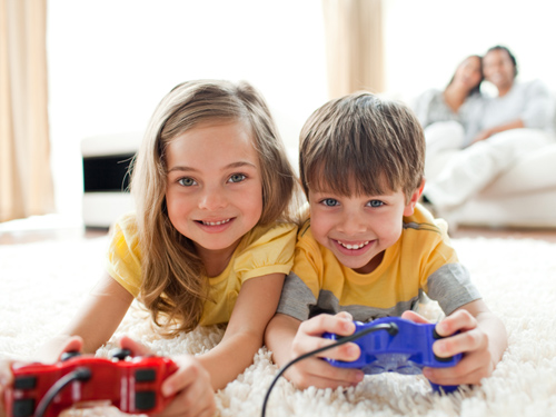 انتبه.. تعلق الطفل بألعاب الكمبيوتر قد يتحول لإدمان