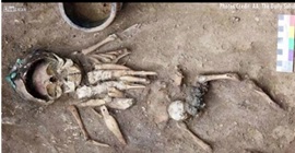 بالصور.. أثريون يكتشفون ألعابًا في مقبرة لطفل قبل ألفي عام