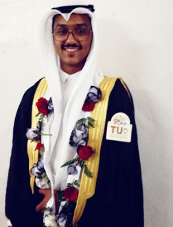 العتيبي يحتفل بتخرجه في كلية العلوم الإدارية والمالية بجامعة الطائف