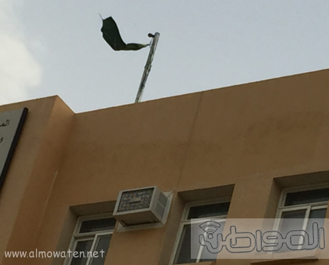 بالصور.. العلم السعودي ممزقاً على مبنى ثانوية في المجاردة