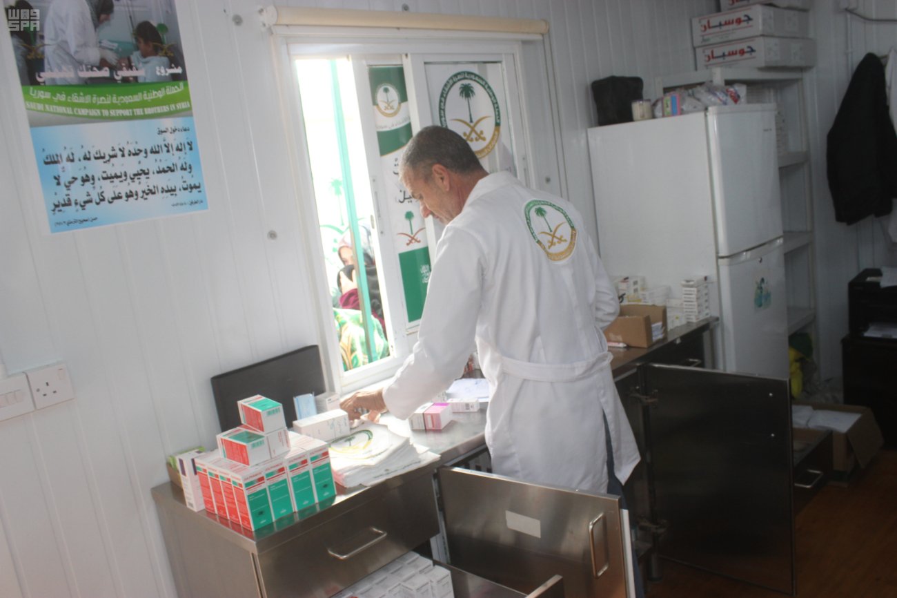 بالصور.. العيادات التخصصية تقدم 2137 وصفة طبية للاجئين السوريين