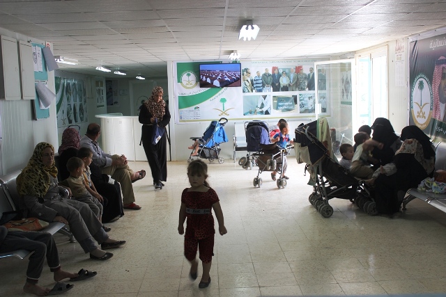 العيادات التخصصية تصرف لبن لأبناء السوريين بالزعتري (4)