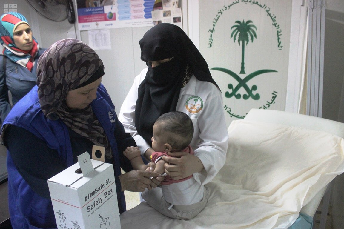 بالصور.. العيادات التخصصية تقدم اللقاحات والمطاعيم لـ 304 أطفال سوريين