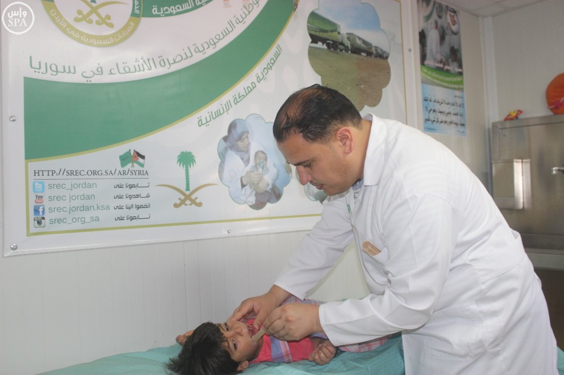 العيادات السعودية تُقدم اللقاحات لـ 145 طفلاً سوريا في مخيم الزعتري